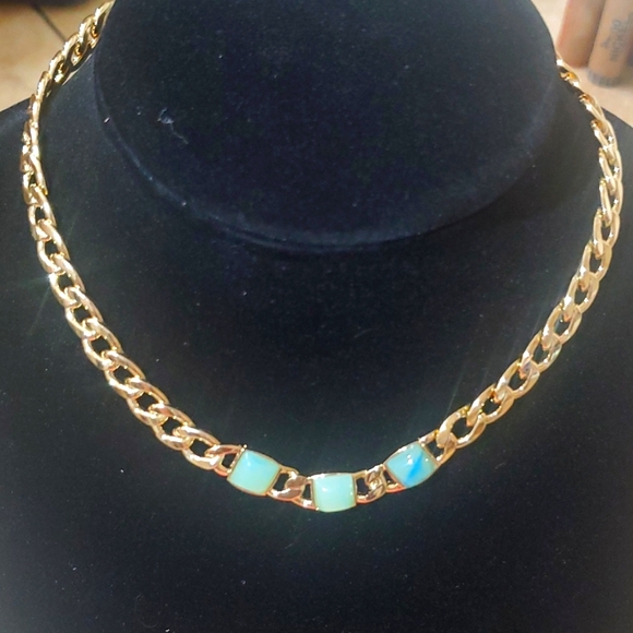 ☆NWT☆ Gold curb chain necklace with 3 jade stones - Picture 2 of 6